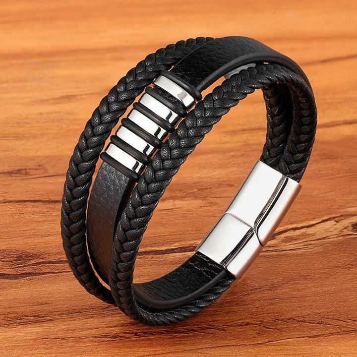 Handgemaakte leren heren armband, duurzaam zwart leer met glanzende roestvrijstalen magneetsluiting.