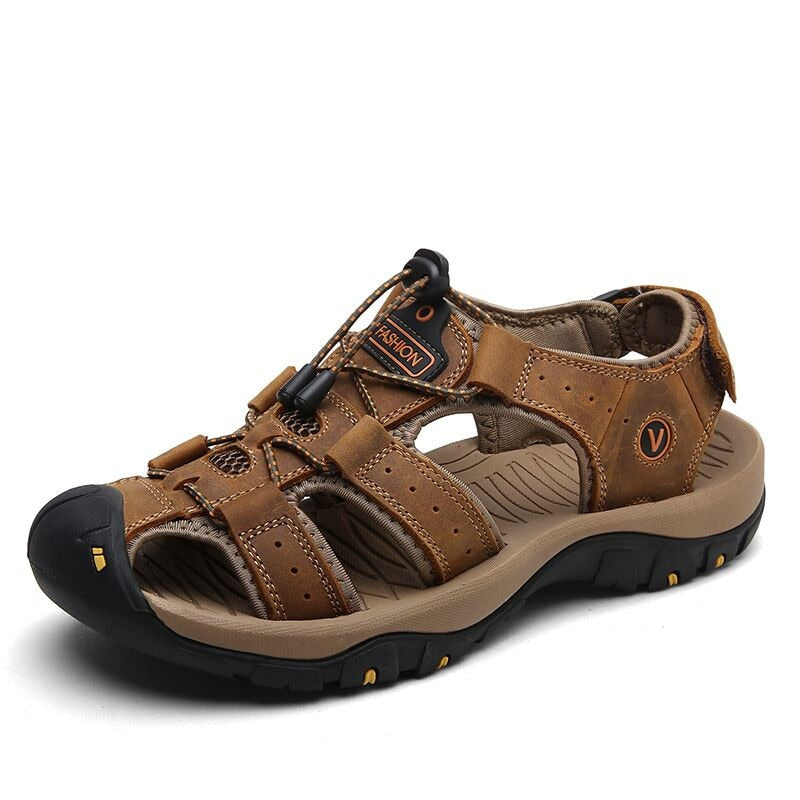 Zijaanzicht van de heren wandelsandalen, benadrukt de stevige zool en het stijlvolle, comfortabele ontwerp.