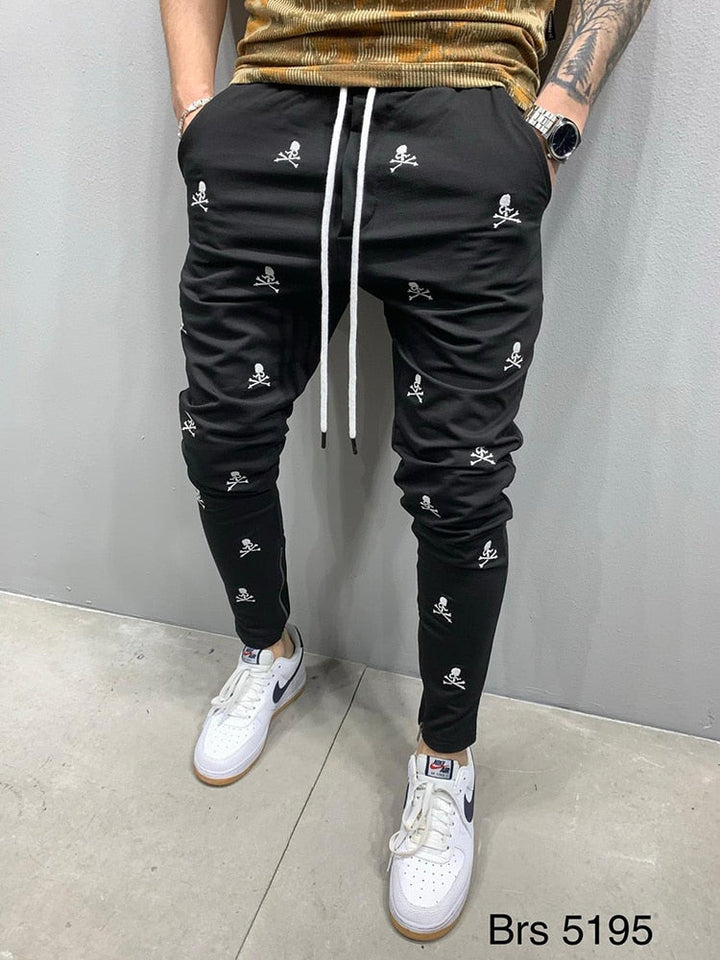 Man draagt de comfortabele heren joggingsbroek met rits, ideaal voor een casual uitje of een lichte training.