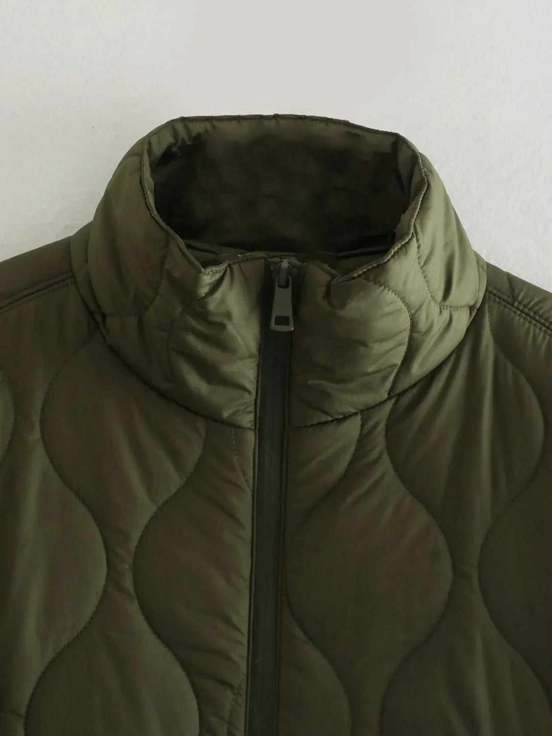 Duurzame dames bodywarmer, ontworpen voor warmte en stijl. Ideale bovenkleding voor koude casual winterdagen.