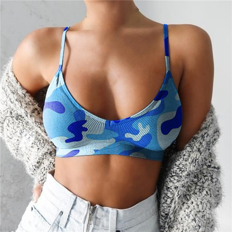 Trendy dames camouflage crop top in roze tinten, comfortabel en sportief. Ideaal voor zomerse, casual mode.