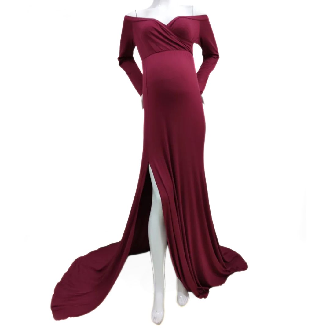 Zwangere vrouw draagt een elegante off-shoulder maxi zwangerschapsjurk. Perfect voor een feest of speciale gelegenheid.