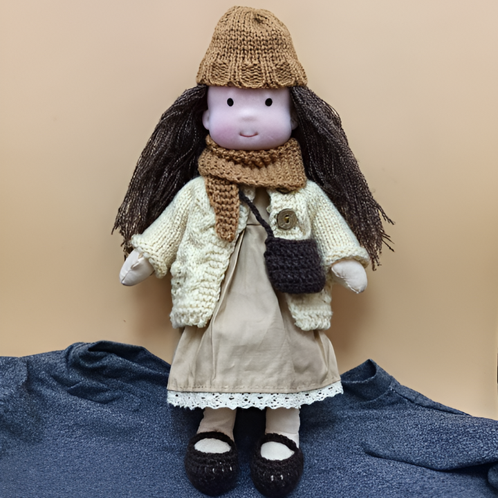 Zachte Waldorf pop in kinderbedje, natuurlijke knuffel voor rust en comfort.