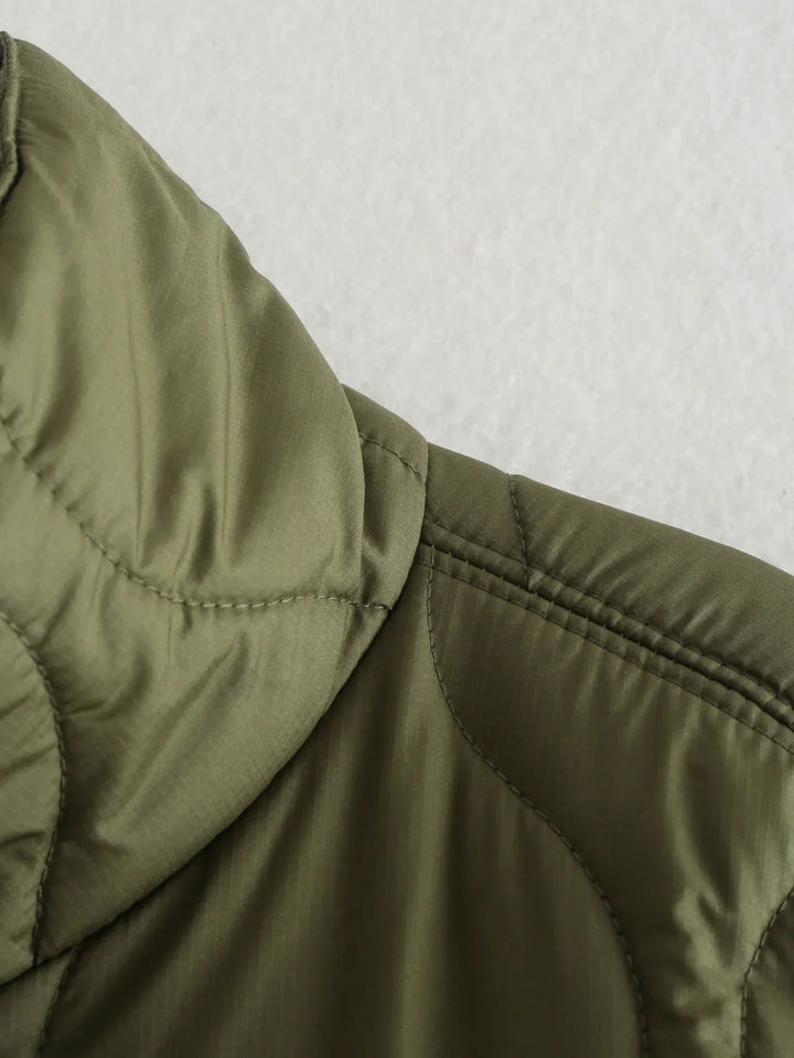 Zwarte dames bodywarmer, elegant en warm. Essentiële winterkleding voor een chic en comfortabel ensemble. Damesvest.