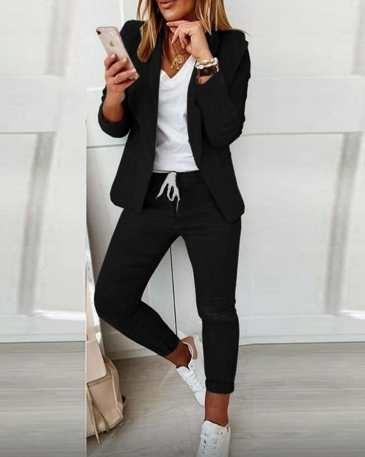 Stijlvol tweedelig damespak met blazer en pantalon, perfect voor zakelijk of casual gebruik.