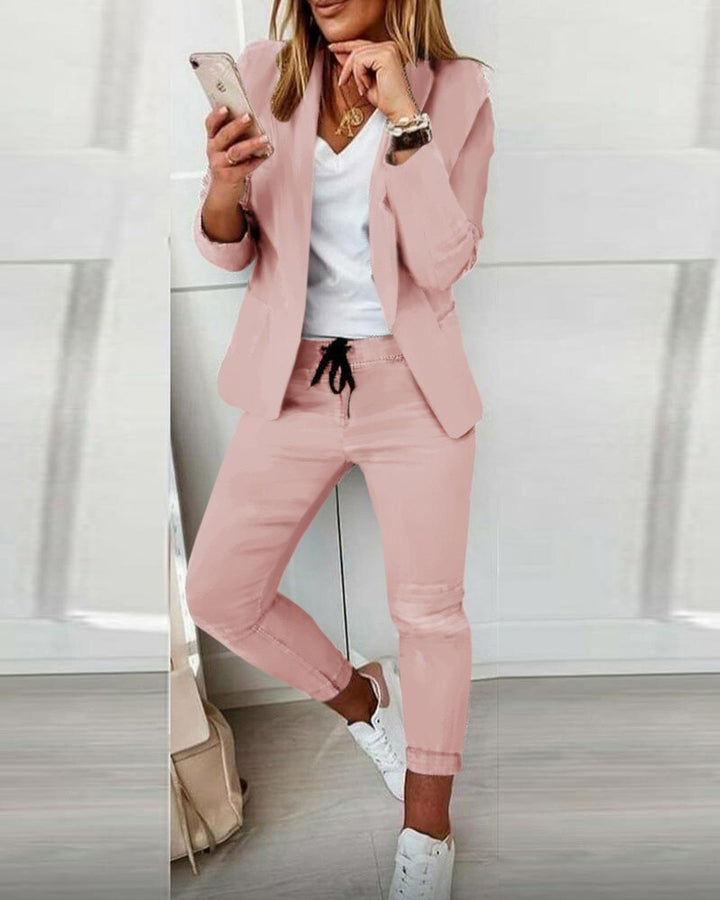 Dames tweedelig pak: een klassieke blazer en bijpassende pantalon voor een complete, modieuze look.