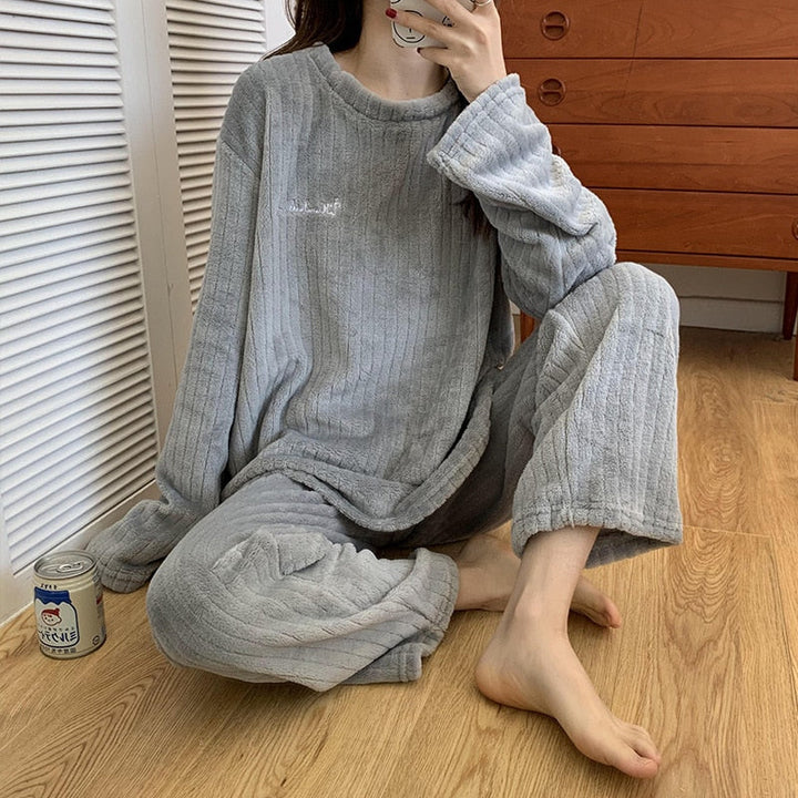 Gezellige 2-delige dames pyjama van koraalfleece, perfect als warme winterkleding.