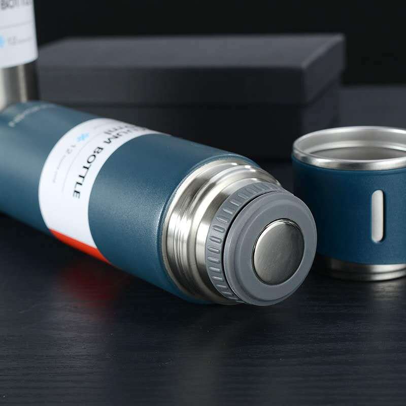 Roestvrije 500ml thermoskan in een outdoor setting. Houdt dranken 12 uur warm/koud voor elk avontuur.