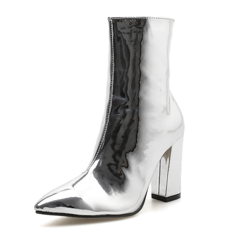 Trendy Celeste dames boots met glimmende lak en blokhak, ideaal voor feestjes of casual chic.