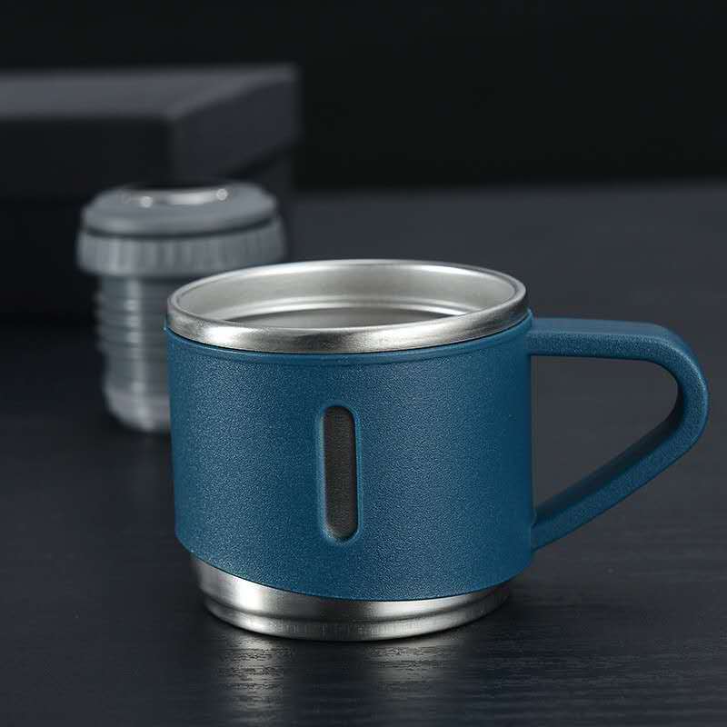 Handige unisex thermoskan (500ml) in de hand, klaar voor reizen. Houdt dranken lang warm/koud.