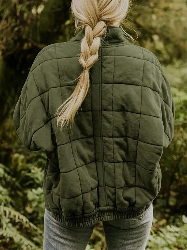 Groene overgangsjas dames, verdikt, oversized model met praktische zakken en hoge kraag.