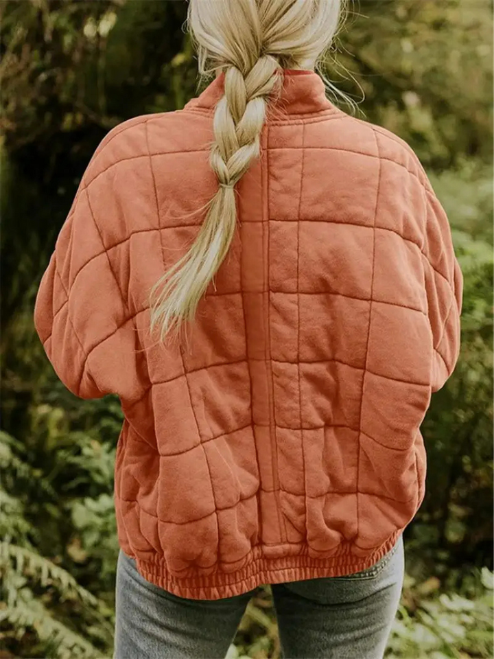 Chique zwarte oversized dames overgangsjas, verdikt, met moderne knoopsluiting.