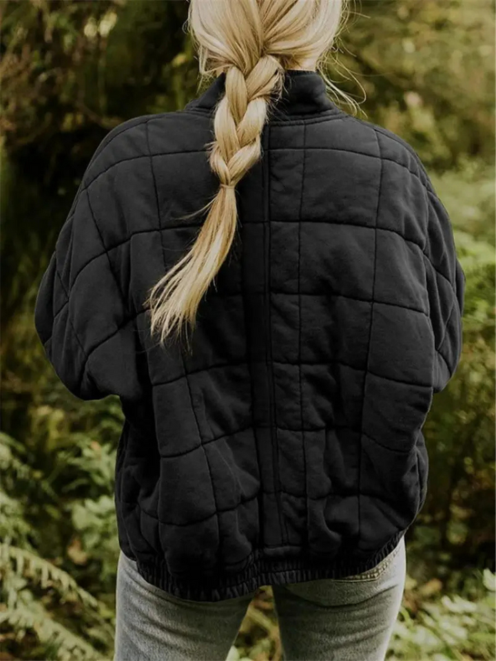 Casual zwarte verdikte overgangsjas voor dames, ruimvallend model, chic en praktisch.