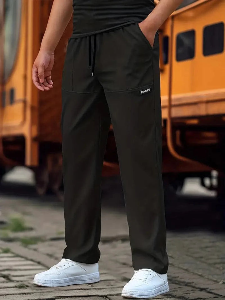 Zwarte heren joggingbroek regular fit, comfortabel en modern design, ideaal voor sport of casual dagelijks gebruik.