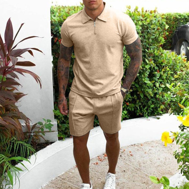 Comfortabele heren zomer outfit: polo en short set. Ideaal voor vakantie, festivals of een relaxte casual look.