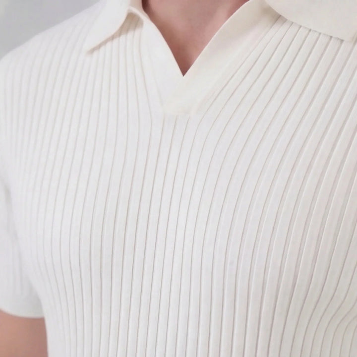 Close-up van de V-hals en ribgebreide stof van dit dames poloshirt. Trendy en comfortabel.