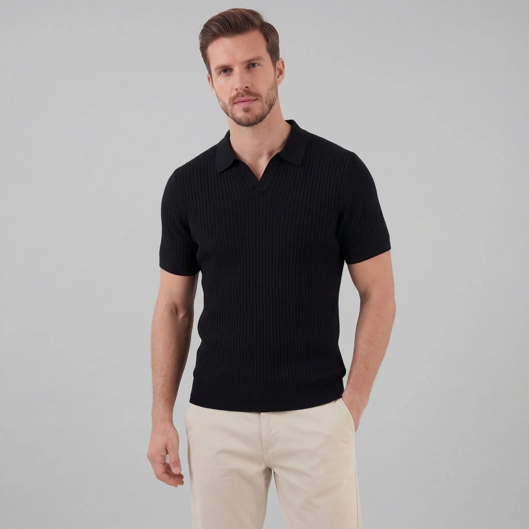 Dames polo shirt met V-hals en ribstructuur. Stijlvol en modern, perfect voor de zomer. Kortemouw.
