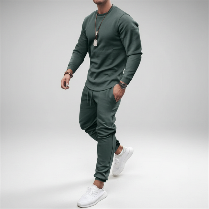 Man draagt comfortabel Kirk heren trainingspak set tijdens sporten of ontspannen; activewear voor elke dag.