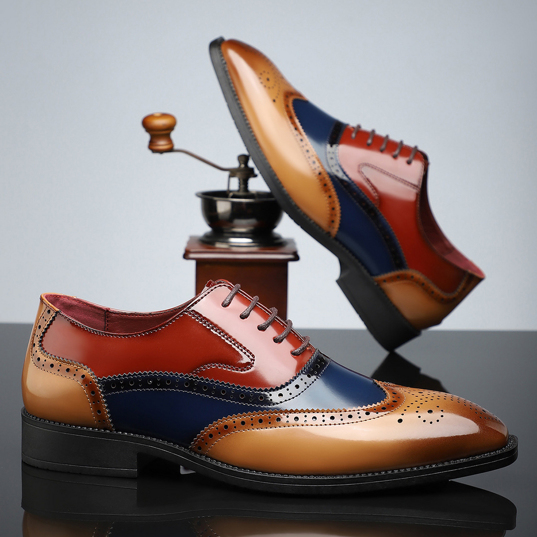 Bruine glanzende heren wingtip brogues, elegante veterschoenen voor zakelijke en klassieke outfits.