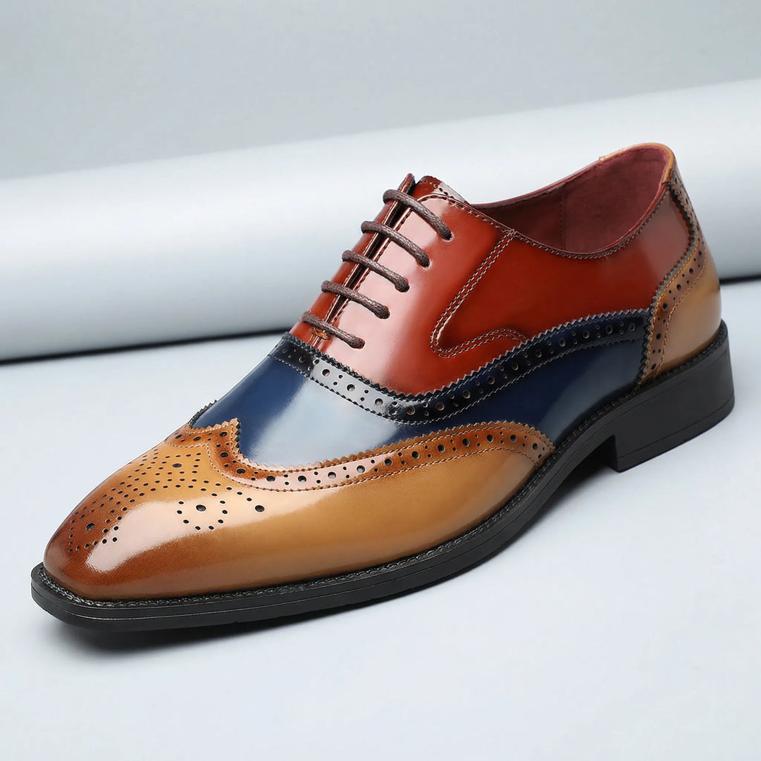Glanzende bruine lederen heren wingtip brogues, veterschoenen met klassiek patroon voor een stijlvolle outfit.