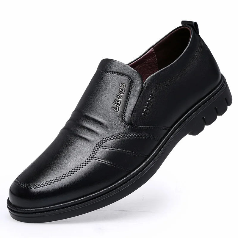 Moderne zwarte herenschoen Adam met gepolsterde zool en elastische sluiting; combineert comfort met een zakelijke look.