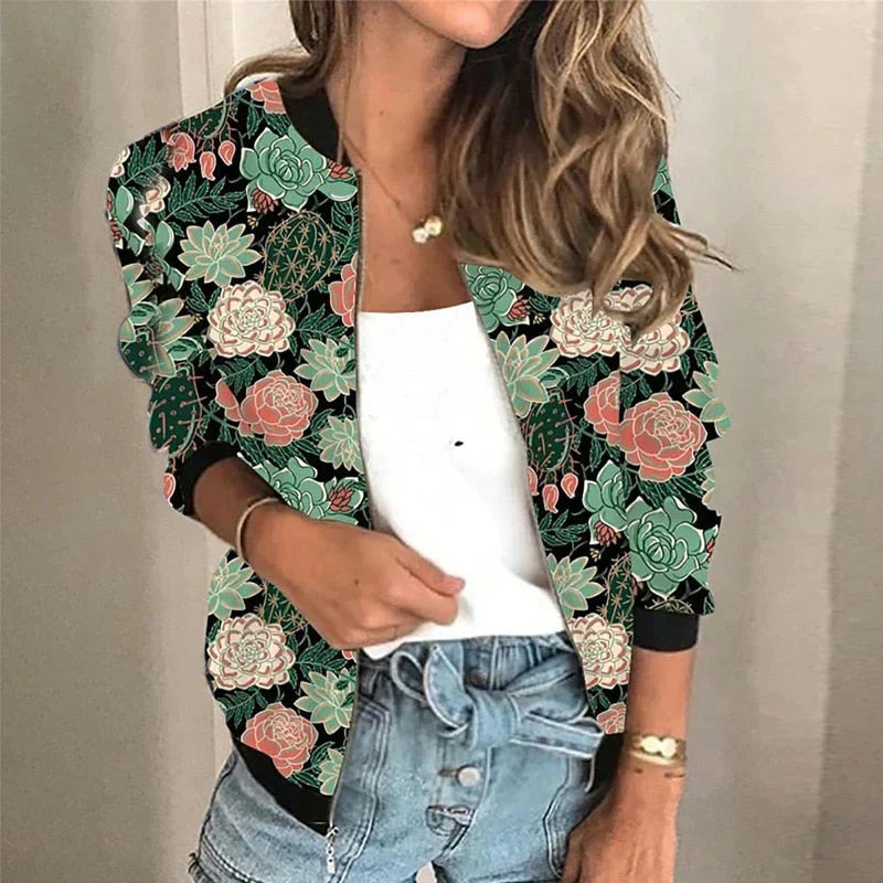 Close-up van de bloemenprint op een casual dames bomberjas. Perfect voor herfst en lente.