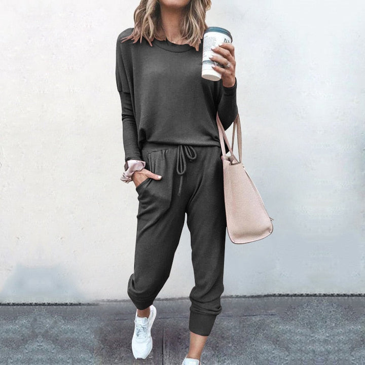 Stijlvol dames huispak Ally. Tweedelig loungewear set voor dames met moderne, casual look.