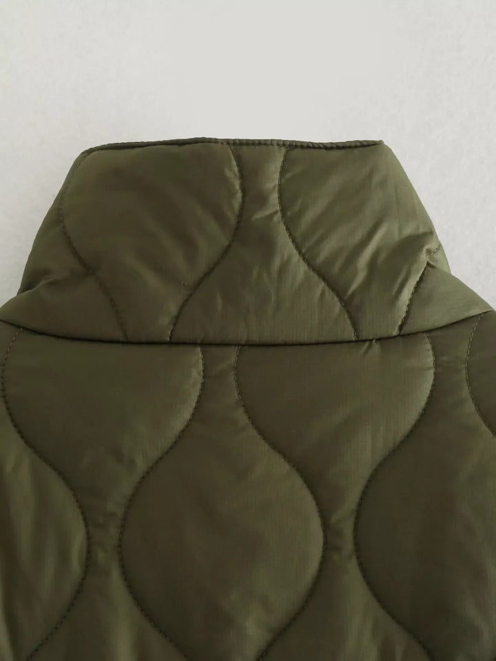 Lange dames bodywarmer in klassieke stijl, biedt extra warmte en comfort op frisse dagen. Ideaal mouwloos vest.