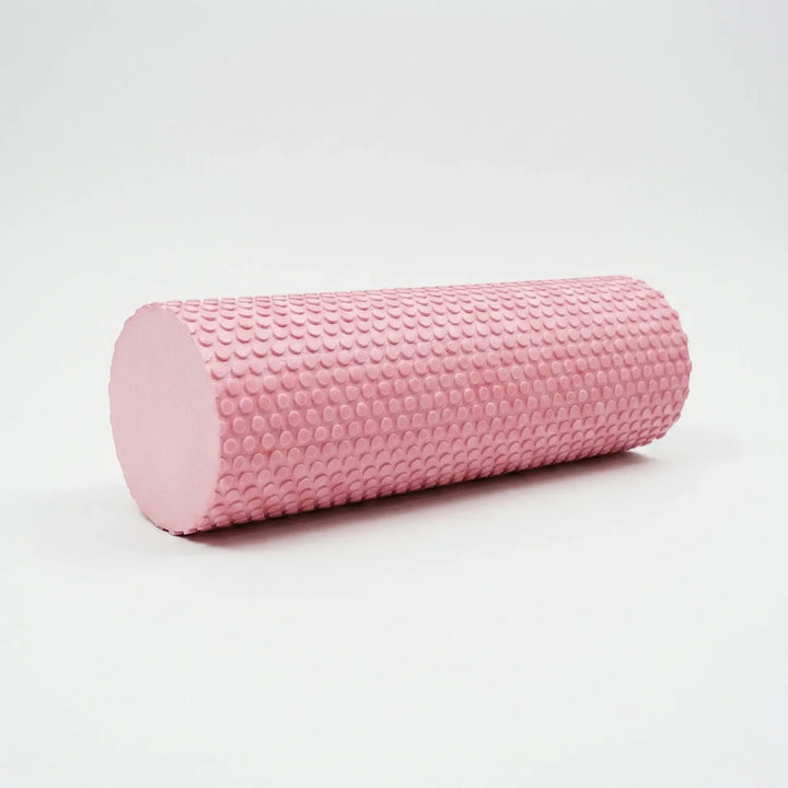 Man gebruikt foamroller voor diepe rugmassage; verlicht spierspanning en bevordert herstel. Essentieel sportaccessoire.