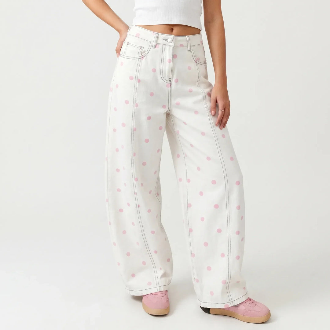 Achterkant van comfortabele dames barrelbroek met hoge taille en stippenpatroon. Casual, modieus.