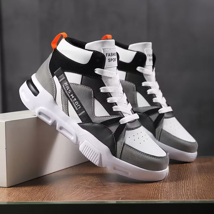 Heren hoge sneakers, wit met stevige antislip zool en klassieke vetersluiting.