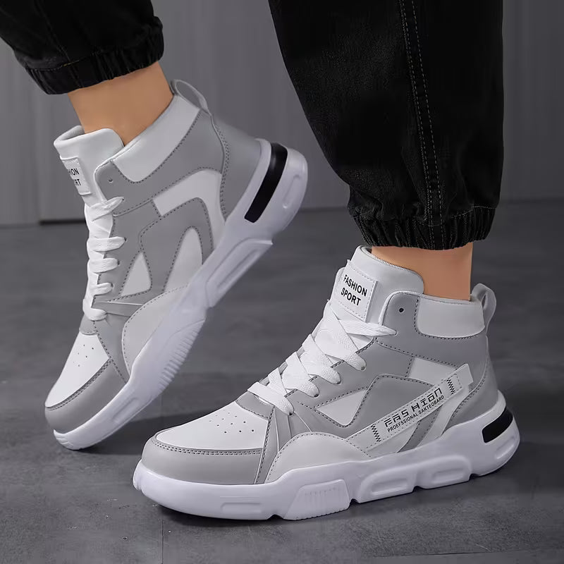 Sportieve zwarte heren hoge sneakers met antislip rubberen zool en comfortabele veters.