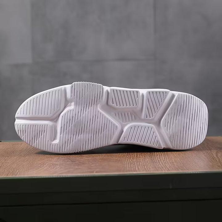 Moderne zwarte hoge heren sneakers met sportieve look, antislip zool, comfortabele veters.