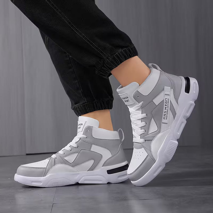 Detail van witte hoge heren sneaker met antislip zool, vetersluiting en textuur.