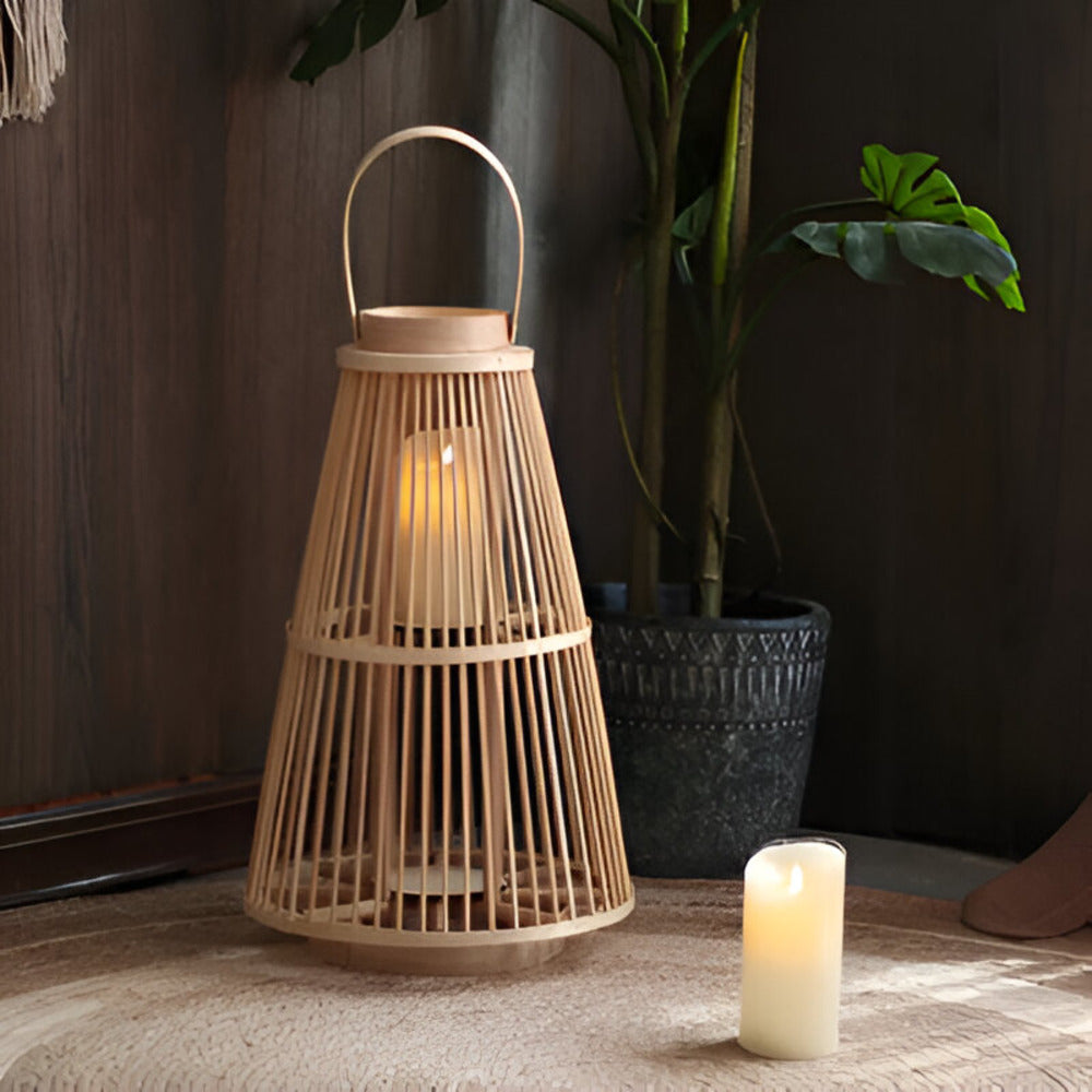 Rattan Vloerlantaarn: Hoge handgemaakte boho lantaarn, perfect voor sfeervolle verlichting op de vloer, binnen & buiten.