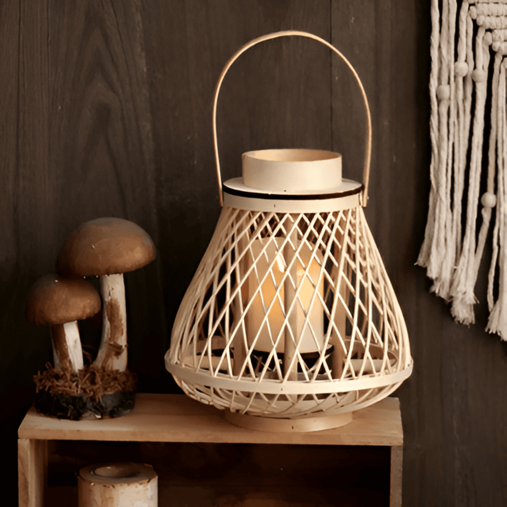 Boho Stijl Verlichting: Authentieke handgemaakte rattan lantaarn, voegt een bohemian touch toe aan je interieur of exterieur.
