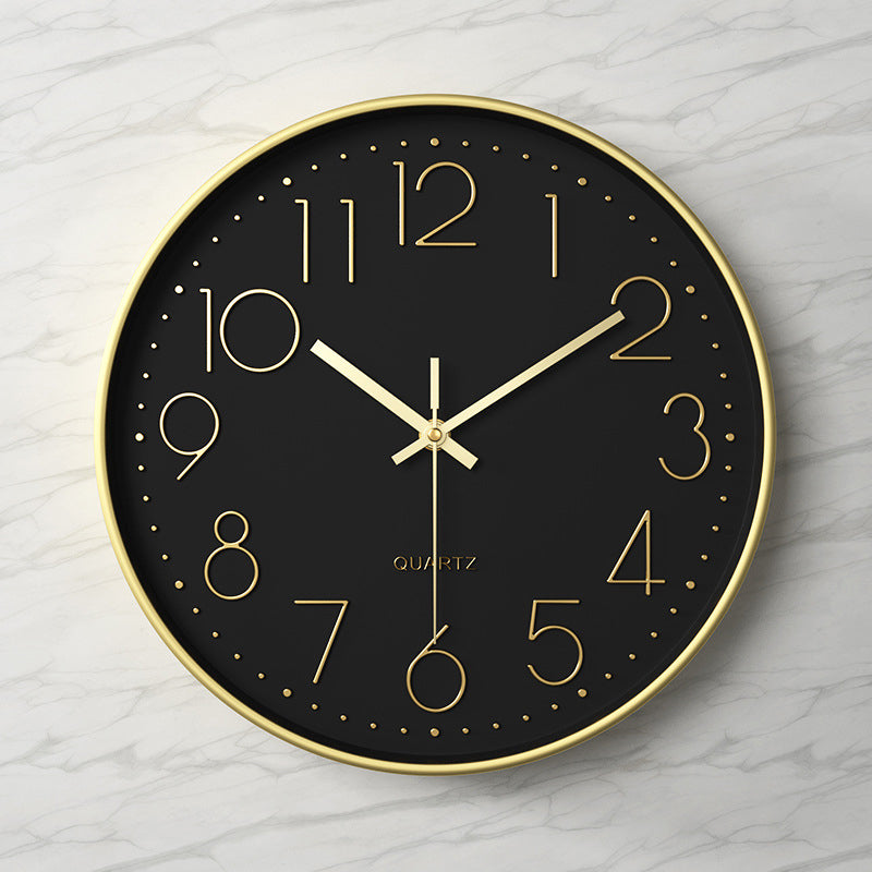 Moderne stille wandklok met duidelijke reliëf cijfers, geschikt voor elk hedendaags design.