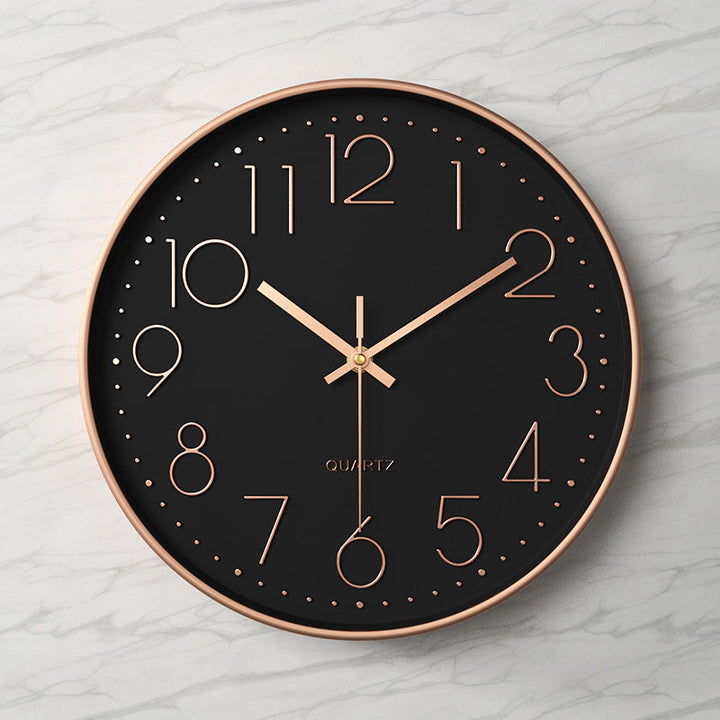 Functionele stille design wandklok met prominente reliëf cijfers, voor nauwkeurige tijd.