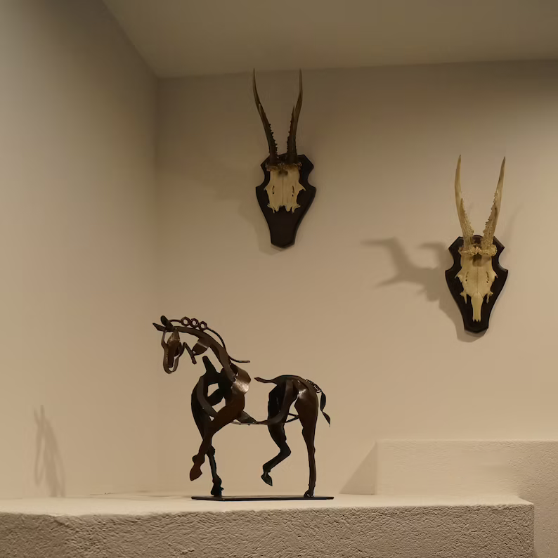Gedetailleerd handgemaakt paarden beeldje 'Ferro' van metaal, ideaal als stijlvol dierbeeldje voor interieur decoratie.