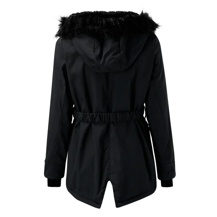 Lange dames winterjas met warme capuchon, ideaal voor koude dagen. Comfortabele, modieuze winterkleding.
