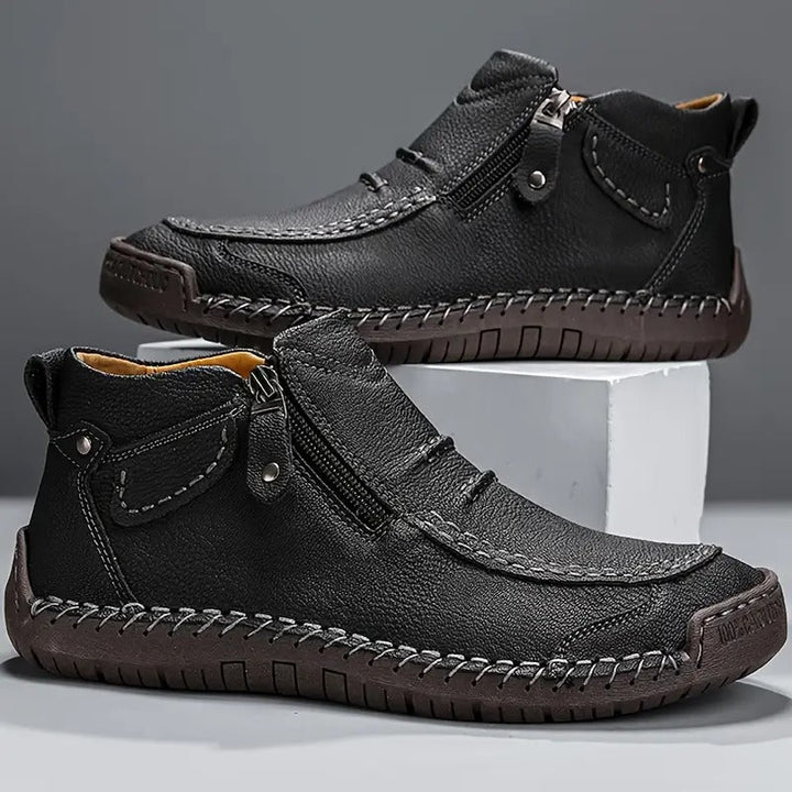Close-up van de Lucas heren instapschoenen. Toont ritssluiting, hoogwaardig materiaal en orthopedisch design.