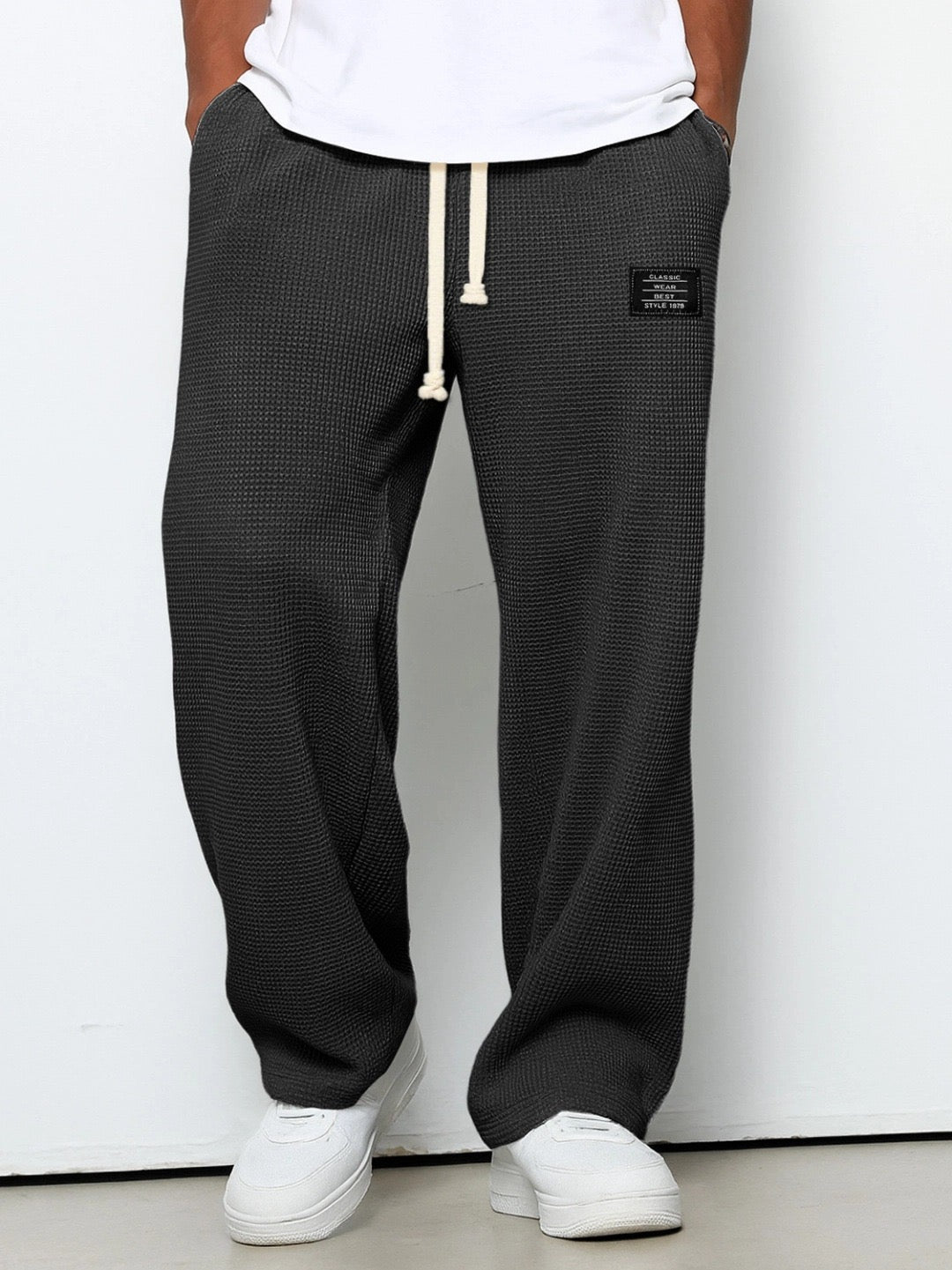 Noah herenbroek, de perfecte comfortbroek voor ontspannen dagen. Veelzijdig en gemakkelijk te combineren.