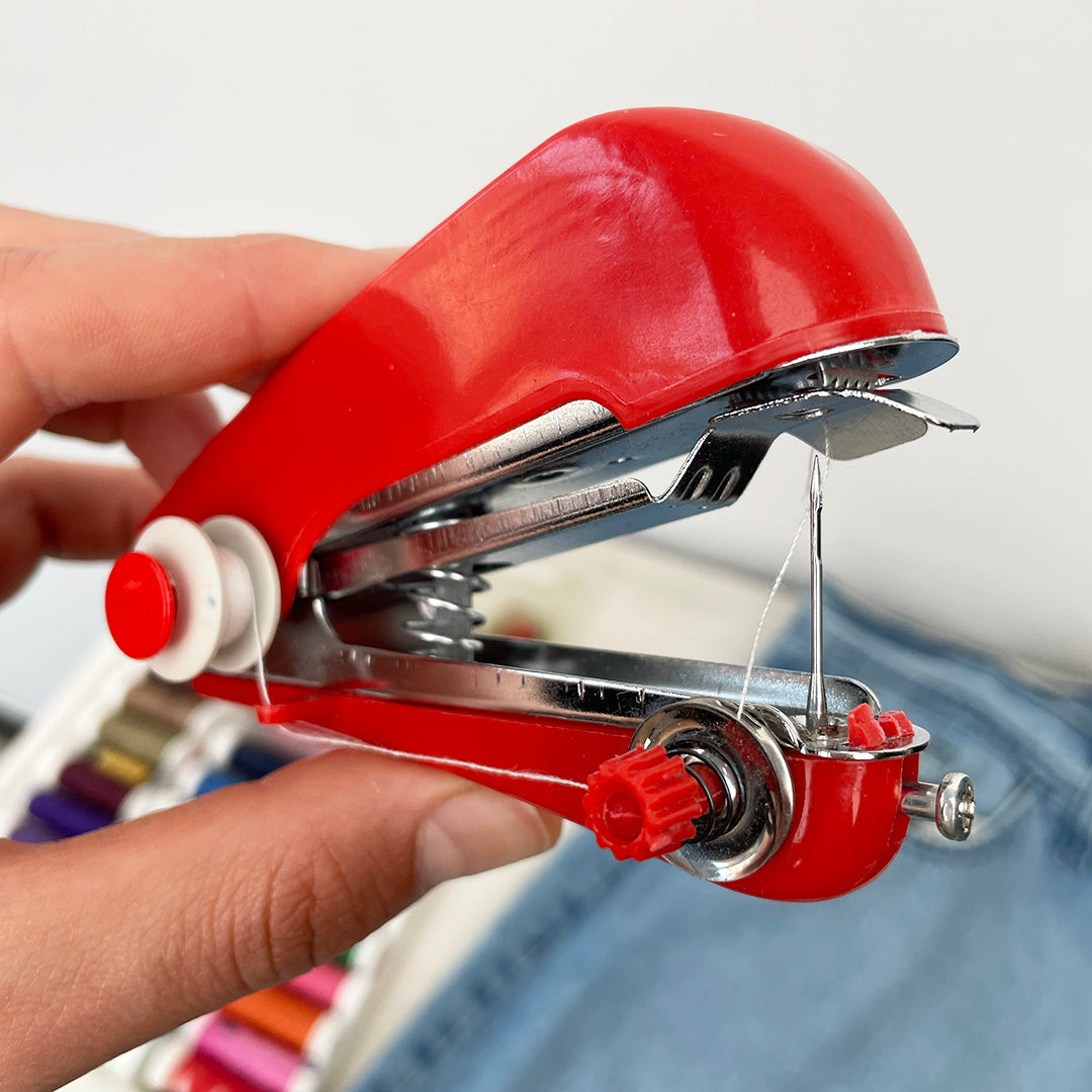 Draagbare naaimachine voor beginners, ideaal voor snelle reparaties en thuis naaiwerk. Compact en makkelijk mee te nemen.