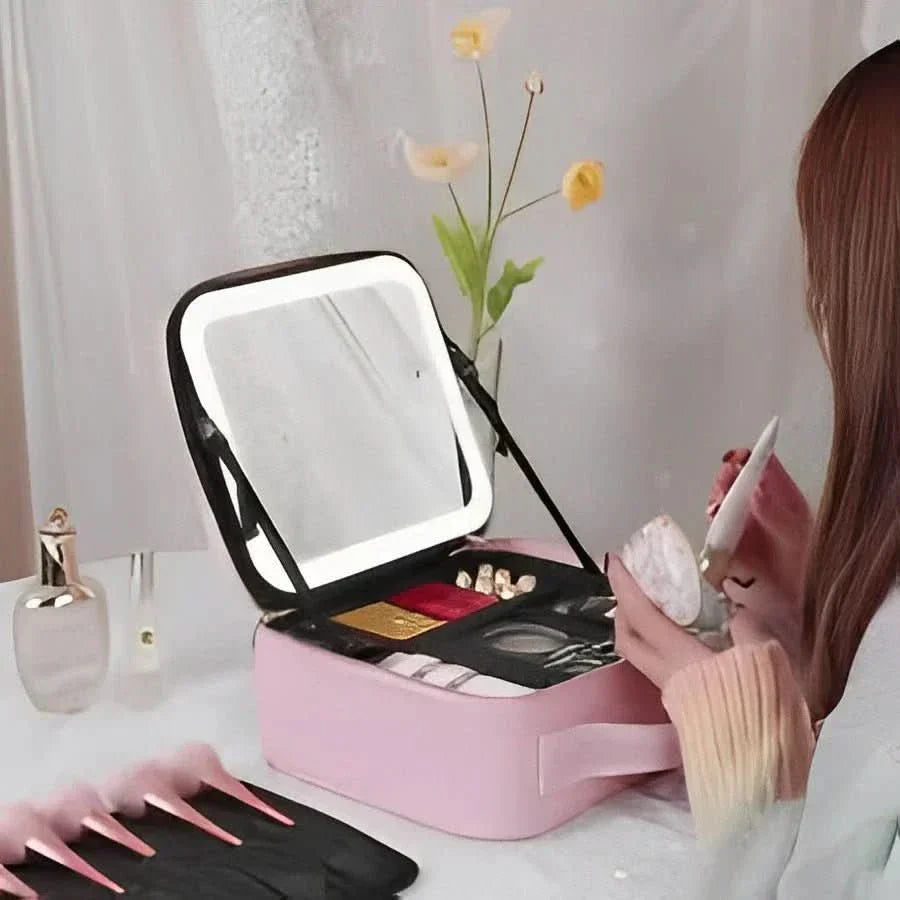 Compacte make-up reistas met aanpasbare vakken en heldere LED-spiegel, perfect voor cosmetica onderweg.