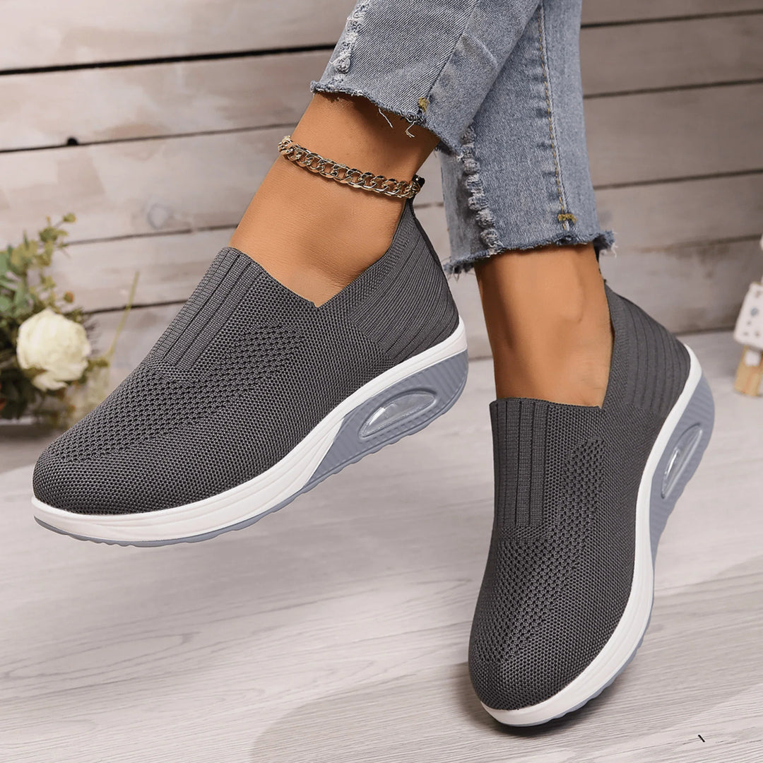 Moderne dames sneaker, gemakkelijk aan te trekken. Combineert casual stijl met sportief loopcomfort.