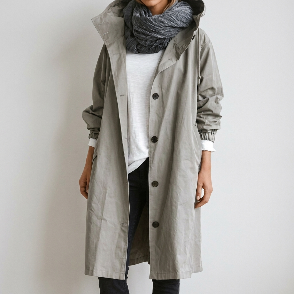 Stijlvolle dames regenjas met capuchon, waterdicht & lichtgewicht. Perfecte buitenkleding.