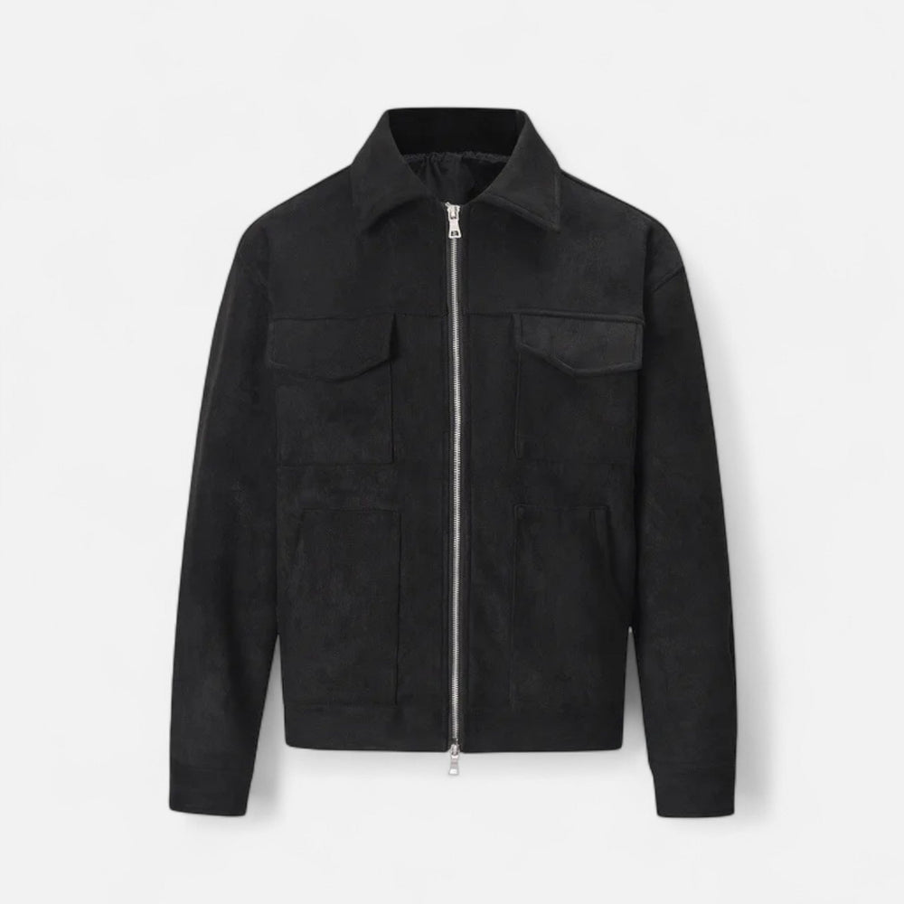 Detaillering van de veelzijdige heren utility jas met functionele zakken en robuuste rits.