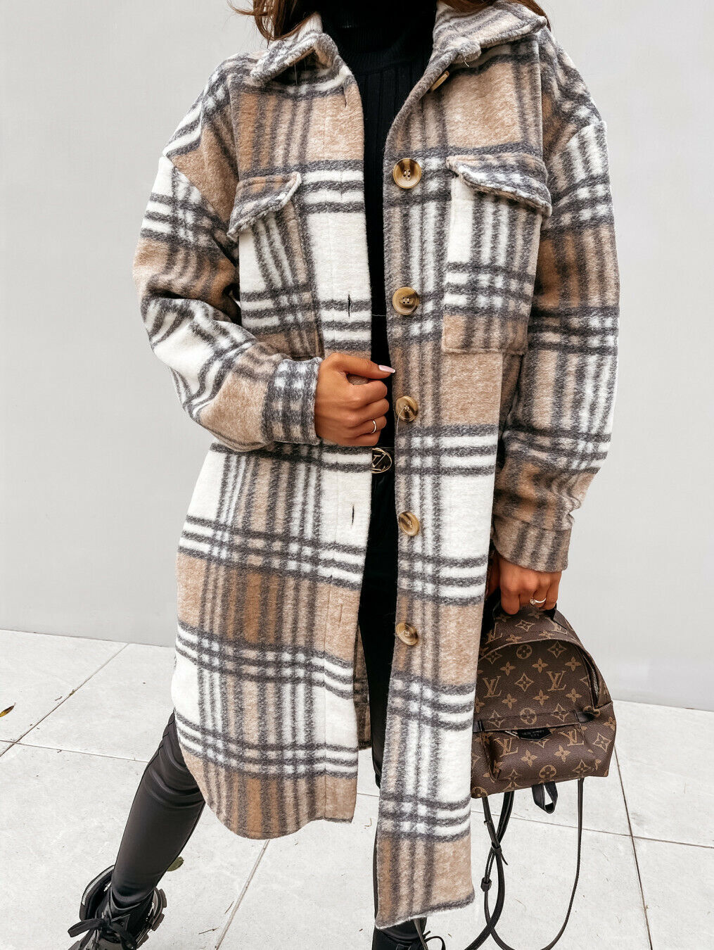 Trendy geruite dames herfstjas. Lange casual jas, comfortabel en modieus voor dames.