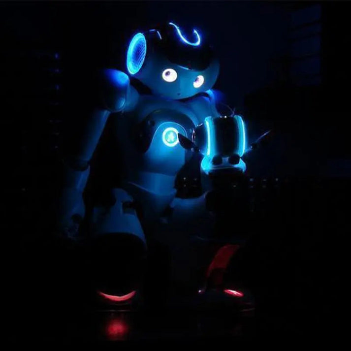 Blij kind programmeert educatieve robot, ontdekt technologie en coderen spelenderwijs, ideaal voor ontwikkeling.