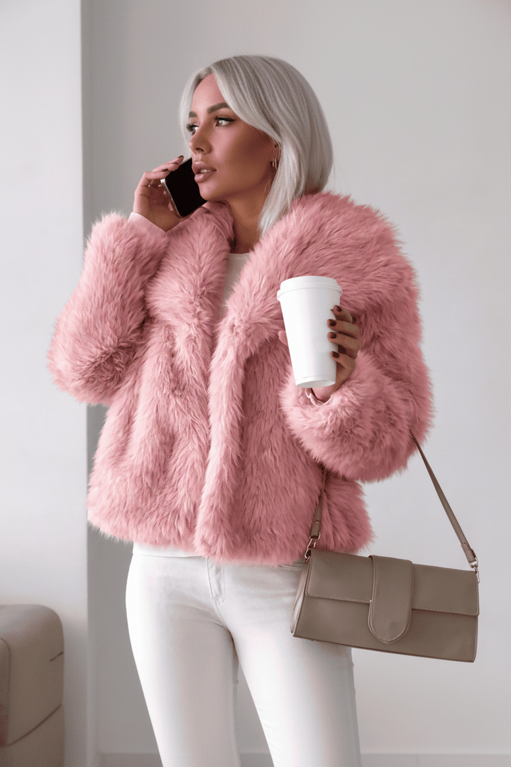 Open pluizig jasje voor dames in roze, een korte statement mantel die elegantie toevoegt.